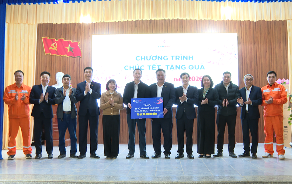 Công ty Điện lực Sơn La thăm, chúc Tết tặng quà tại xã Tô Múa
